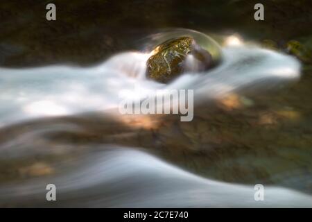 Brandywine Creek, British Columbia. Brandywine Creek appena sopra le cascate. Whistler, British Columbia, Canada. Foto Stock