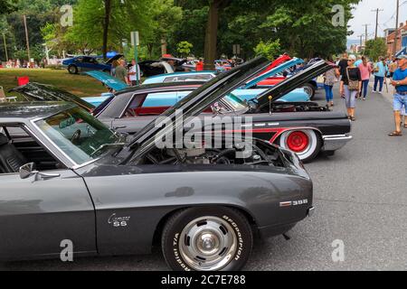 Columbia, PA, USA - 17 giugno 2017: Automobili di tutti i tipi sono in mostra ad una fiera di automobile nel centro della zona. Foto Stock