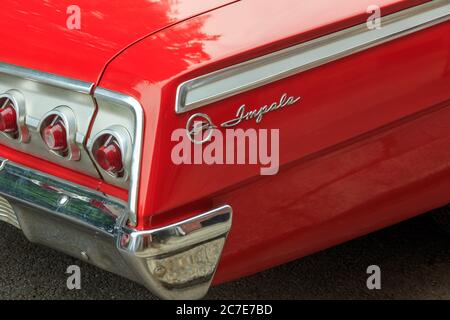 Columbia, PA, USA - 17 giugno 2017: Una delle tante auto classiche orgogliosamente esposte in una mostra di auto nel centro città. Foto Stock