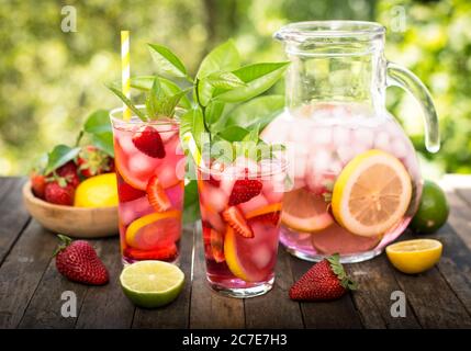 Limonata rosa con limone, lime e fragole Foto Stock