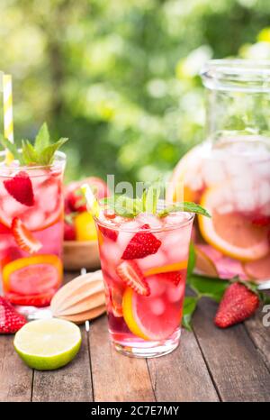 Limonata rosa con limone, lime e fragole Foto Stock