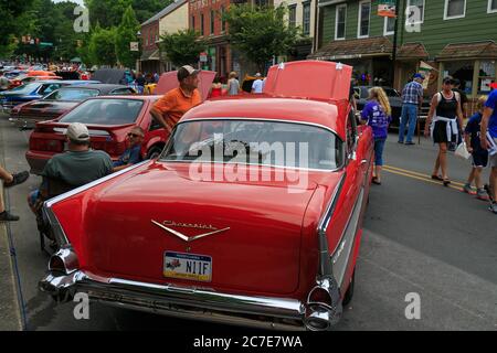 Columbia, PA, USA - 17 giugno 2017: Automobili di tutti i tipi sono in mostra ad una fiera di automobile nel centro della zona. Foto Stock