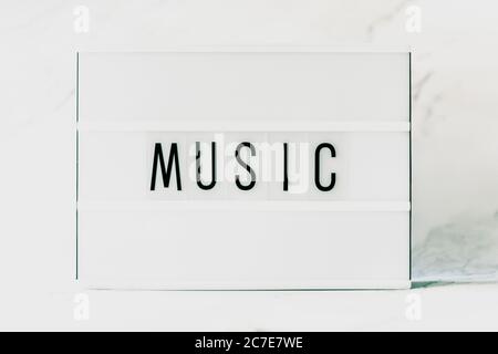 Primo piano orizzontale di un libro bianco con UNA MUSICA stampa su sfondo bianco Foto Stock