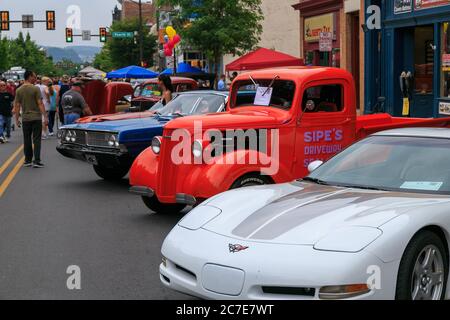 Columbia, PA, USA - 17 giugno 2017: Automobili di tutti i tipi sono in mostra ad una fiera di automobile nel centro della zona. Foto Stock