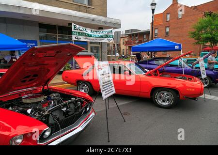 Columbia, PA, USA - 17 giugno 2017: Automobili di tutti i tipi sono in mostra ad una fiera di automobile nel centro della zona. Foto Stock