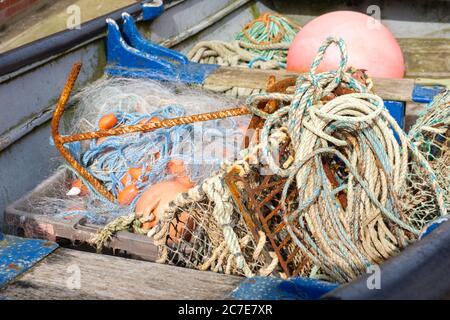 Reti da pesca e attrezzatura, tra cui aragosta e granchio pentola, che si posa in una barca a remi. Inghilterra, Regno Unito Foto Stock