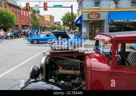 Columbia, PA, USA - 17 giugno 2017: Automobili di tutti i tipi sono in mostra ad una fiera di automobile nel centro della zona. Foto Stock