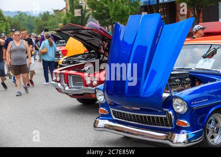 Columbia, PA, USA - 17 giugno 2017: Automobili di tutti i tipi sono in mostra ad una fiera di automobile nel centro della zona. Foto Stock