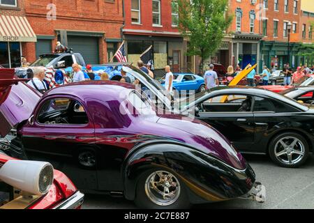 Columbia, PA, USA - 17 giugno 2017: Automobili di tutti i tipi sono in mostra ad una fiera di automobile nel centro della zona. Foto Stock