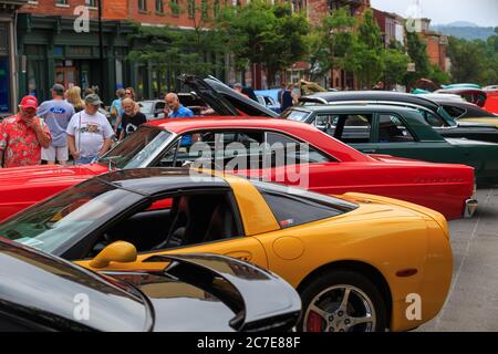 Columbia, PA, USA - 17 giugno 2017: Automobili di tutti i tipi sono in mostra ad una fiera di automobile nel centro della zona. Foto Stock