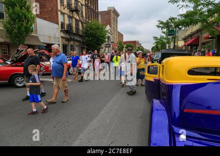 Columbia, PA, USA - 17 giugno 2017: Automobili di tutti i tipi sono in mostra ad una fiera di automobile nel centro della zona. Foto Stock