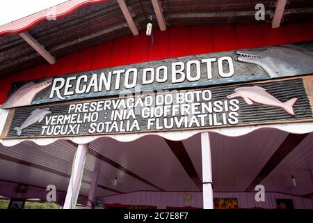 Segui le indicazioni per Recanto do Boto, un sito di conservazione dei delfini fluviali sul Rio delle Amazzoni, Brasile Foto Stock