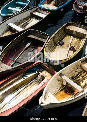 Un telaio pieno di barche legate. Foto Stock