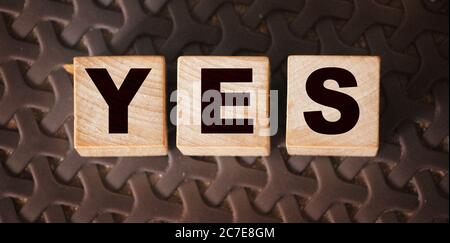 L'iscrizione si su blocchi di legno su sfondo scuro. Foto Stock