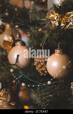 Messa a fuoco poco profonda di baubles e luci a corda appesi Su un albero di Natale Foto Stock