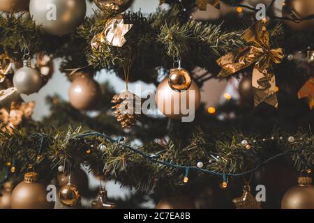 Messa a fuoco poco profonda di baubles e luci a corda appesi Su un albero di Natale Foto Stock