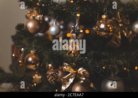 Messa a fuoco poco profonda di baubles e luci a corda appesi Su un albero di Natale Foto Stock