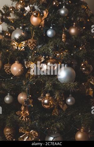 Messa a fuoco poco profonda di baubles e luci a corda appesi Su un albero di Natale Foto Stock