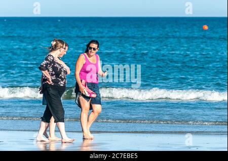 Inchydoney, West Cork, Irlanda. 16 luglio 2020. Inchydoney è stata un'alveare di attività questa sera, poiché molti locali e turisti sono scesi sulla spiaggia per sfruttare al massimo il bel tempo. Credit: Notizie dal vivo di AG/Alamy Foto Stock