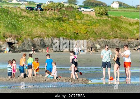 Inchydoney, West Cork, Irlanda. 16 luglio 2020. Inchydoney è stata un'alveare di attività questa sera, poiché molti locali e turisti sono scesi sulla spiaggia per sfruttare al massimo il bel tempo. Credit: Notizie dal vivo di AG/Alamy Foto Stock