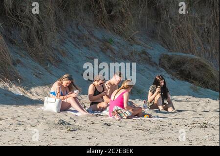 Inchydoney, West Cork, Irlanda. 16 luglio 2020. Inchydoney è stata un'alveare di attività questa sera, poiché molti locali e turisti sono scesi sulla spiaggia per sfruttare al massimo il bel tempo. Credit: Notizie dal vivo di AG/Alamy Foto Stock