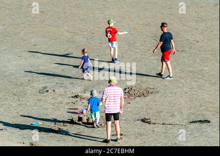 Inchydoney, West Cork, Irlanda. 16 luglio 2020. Inchydoney è stata un'alveare di attività questa sera, poiché molti locali e turisti sono scesi sulla spiaggia per sfruttare al massimo il bel tempo. Credit: Notizie dal vivo di AG/Alamy Foto Stock