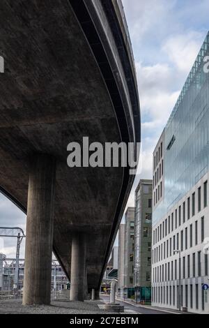 Ponte in cemento nel centro di Oslo, Norvegia. Gray Office moderno quartiere degli affari strada elevata. Foto Stock