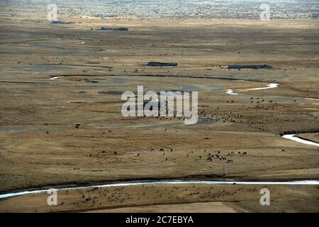 La vasta natura selvaggia dei Monti Altai nella Mongolia occidentale ospita nomadi etnici kazaki. Foto Stock