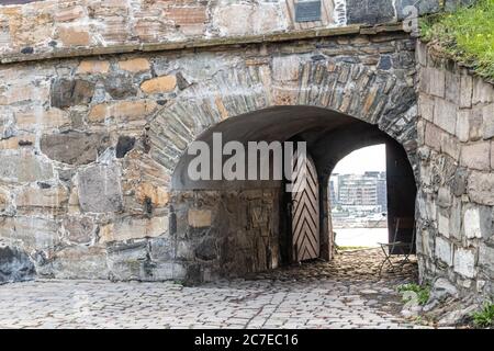 Vista sulla città di Oslo attraverso le vecchie porte della Fortezza di Akershus a Oslo, Norvegia. Simbolo della struttura europea Foto Stock