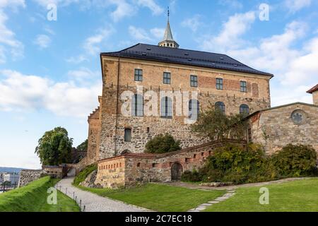 Fortezza di Akershus, forte sul mare ed ex prigione in un giorno di sole a Oslo, Norvegia. Simbolo della struttura europea Foto Stock