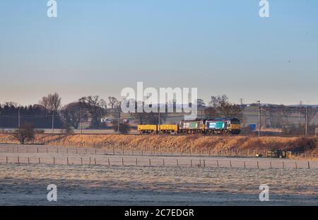 Linea diretta servizi locomotive classe 57 57003 + 57007 trasporto di un breve treno merci sulla linea principale della costa occidentale di Cumbria in una mattinata gelida Foto Stock