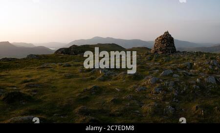 Skiddaw dalla cima di High Spy al tramonto, nel Lake District, Regno Unito Foto Stock