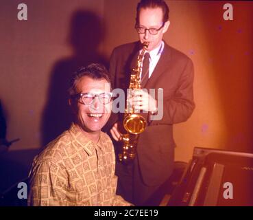 DAVE BRUBECK (1920-2012) pianista e compositore jazz americano circa 1965 con Paul Desmond su alto sassofono Foto Stock