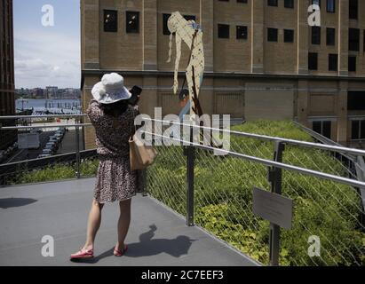 New York, Stati Uniti. 16 luglio 2020. La gente cammina attraverso il parco High Line indossando maschere facciali quando riapre al pubblico con capacità limitata dopo la chiusura temporanea in marzo per contribuire a limitare la diffusione di COVID-19 a New York City giovedì 16 luglio 2020. Il parco riapre con una serie di protocolli che saranno applicati per garantire che tutti i visitatori possano mantenere la distanza sociale in conformità con le linee guida della città. Foto di John Angelillo/UPI Credit: UPI/Alamy Live News Foto Stock