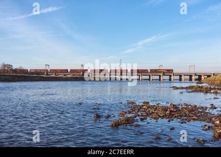 DB CARGO Rail / EWS locomotiva classe 66 che attraversa il viadotto del ponte metallico a Mossband sulla linea principale della costa occidentale con un trenino a carbone Foto Stock