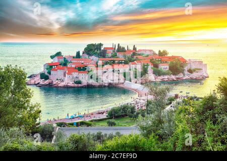 Vista aerea del tramonto dell'isolotto Sveti Stefan dalla chiesa di st. Punto di osservazione di Sava. Posizione: chiesa punto di vista di San Sava, Montenegro, Balcani, mare Adriatico, e Foto Stock