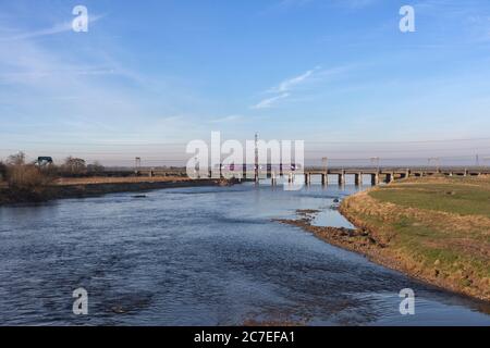 Treno sprinter classe 156 della ferrovia settentrionale che attraversa il viadotto ferroviario del fiume Esk a Mossband sulla linea principale della costa occidentale Foto Stock