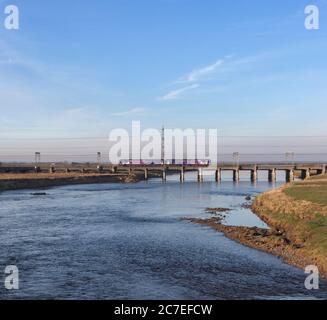 Treno sprinter classe 156 della ferrovia settentrionale che attraversa il viadotto ferroviario del fiume Esk a Mossband sulla linea principale della costa occidentale Foto Stock