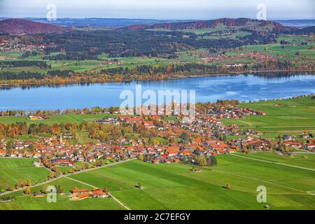 Vista panoramica del villaggio di Schwangau in autunno. Ubicazione: Villaggio di Schwangau, vicino Füssen, Baviera sudoccidentale, Germania, Europa Foto Stock