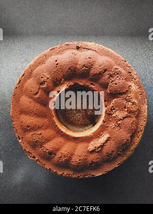 Colpo di primo piano verticale di una torta al cioccolato di forma rotonda - grande per un articolo del blog di cottura Foto Stock