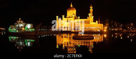 Omar Ali Saifuddien Moschea di notte a Bandar seri Begawan, Brunei. Foto Stock