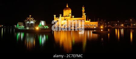 Omar Ali Saifuddien Moschea di notte a Bandar seri Begawan, Brunei. Foto Stock
