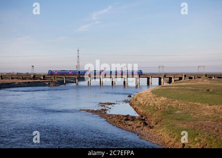 Un primo treno espresso Transpennine classe 185 che passa Mossband sul viadotto sul fiume Esk sulla linea principale della costa occidentale. Foto Stock