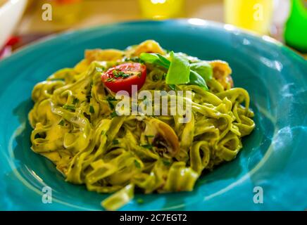 Una deliziosa ciotola di tagliatelle di funghi servita in un ristorante a Zara, Croazia Foto Stock