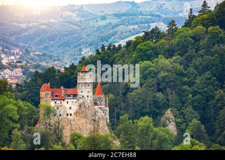 Paesaggio con castello medievale di Bran noto per il mito di Dracula. Bran o Castello di Dracula in Transilvania. Ubicazione: Brasov, Transilvania, Roma Foto Stock