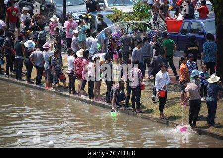 CHIANG mai, THAILANDIA - 14 aprile 2012: La gente celebra Songkran in Thailandia, che è il nuovo anno tailandese. Foto Stock