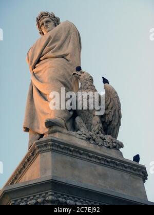 Monumento a Dante Alighieri in Piazza Santa Croce (Piazza di Santa Croce) a Firenze. Italia. Il più grande poeta italiano, autore della Divina Commedia, opera dello scultore Enrico Pazzi. Foto Stock