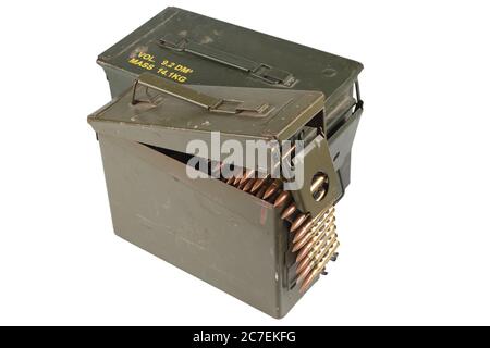 munizioni taniche calibro .50 e .30 con cintura di munizioni isolata su bianco Foto Stock