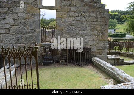 Resti di vecchie ringhiere in ferro presso l'Auld Kirk di Kemback, costruito nel 1582, ampliato nel 1760 Foto Stock