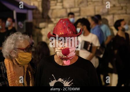 Gerusalemme, Israele. 16 luglio 2020. Un anziano che indossa un naso clown partecipa a una protesta contro il primo ministro israeliano Benjamin Netanyahu vicino alla sua residenza a Gerusalemme. Netanyahu è stato accusato per corruzione, frode e violazione della fiducia in diversi casi, ma nega tutte le accuse. Credit: Ilia Yefimovich/dpa/Alamy Live News Foto Stock